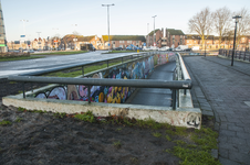 825704 Gezicht op de noordelijke toerit van de fietstunnel onder het Westplein te Utrecht, met op de achtergrond de ...